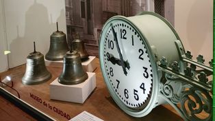 Los vestigios de la relojería Sudamericana están exhibidos en uno de los escaparates del depósito del Museo de la Ciudad, en barrio Abasto.
