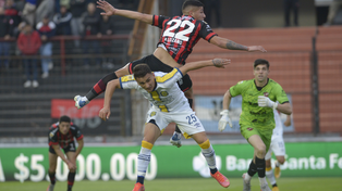 Cerrudo y Lozano luchan por la pelota. Una postal de la tarde.