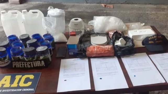 Allanan un destacamento policial en barrio Rucci y una subcomisaría en Santa Fe en una causa por narcotráfico