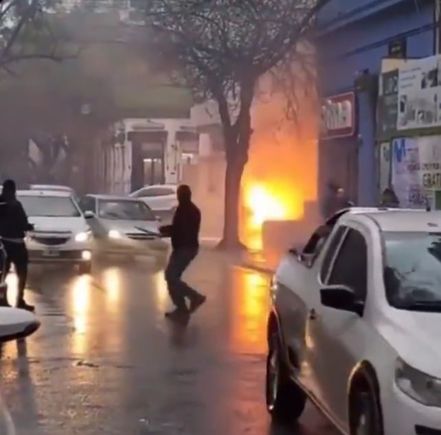 La imagen fue captada por vecinos de la cuadra.