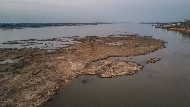 Descubren un islote volcánico frente a Asunción por la bajante del río Paraguay