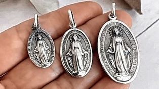 Medalla. La inscripción que rodea la figura de la Virgen indica: Oh, María, sin pecado concebida, ruega por nosotros que recurrimos a Ti.