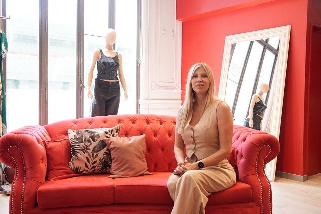 El local de Carolina está decorado en rojo y blanco