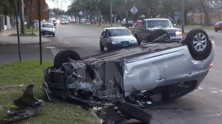 Espectacular vuelco de un auto en la Costanera Oeste santafesina