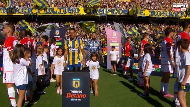 Los jugadores de Central fueron recibidos de espaldas por los de Estudiantes en el pasillo para agasajar al campeón.