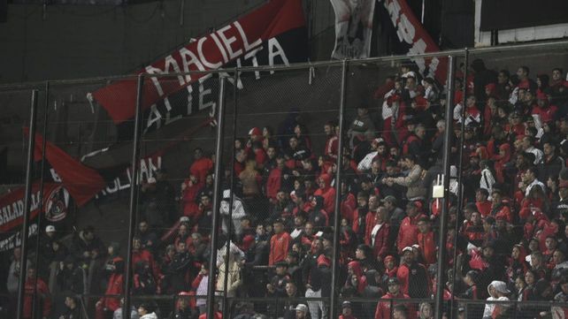 Los hinchas de Newells hacen el aguante en Platense.