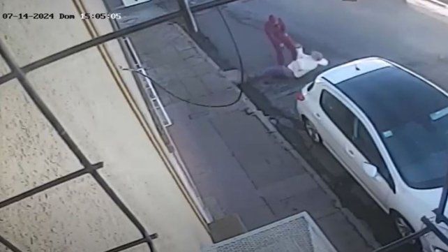Momento del asalto de parte de motochorros. Momento del asalto de parte de motochorros.