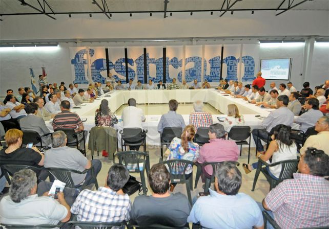 Encuentro. La reunión contó con una concurrida participación de mandatarios de la provincia / Foto: Manuel Testi - Uno Santa Fe