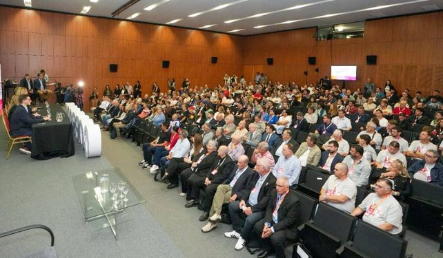 Poletti recibe a más de 50 vecinales de Santa Fe en el Museo de la Constitución: las claves del encuentro