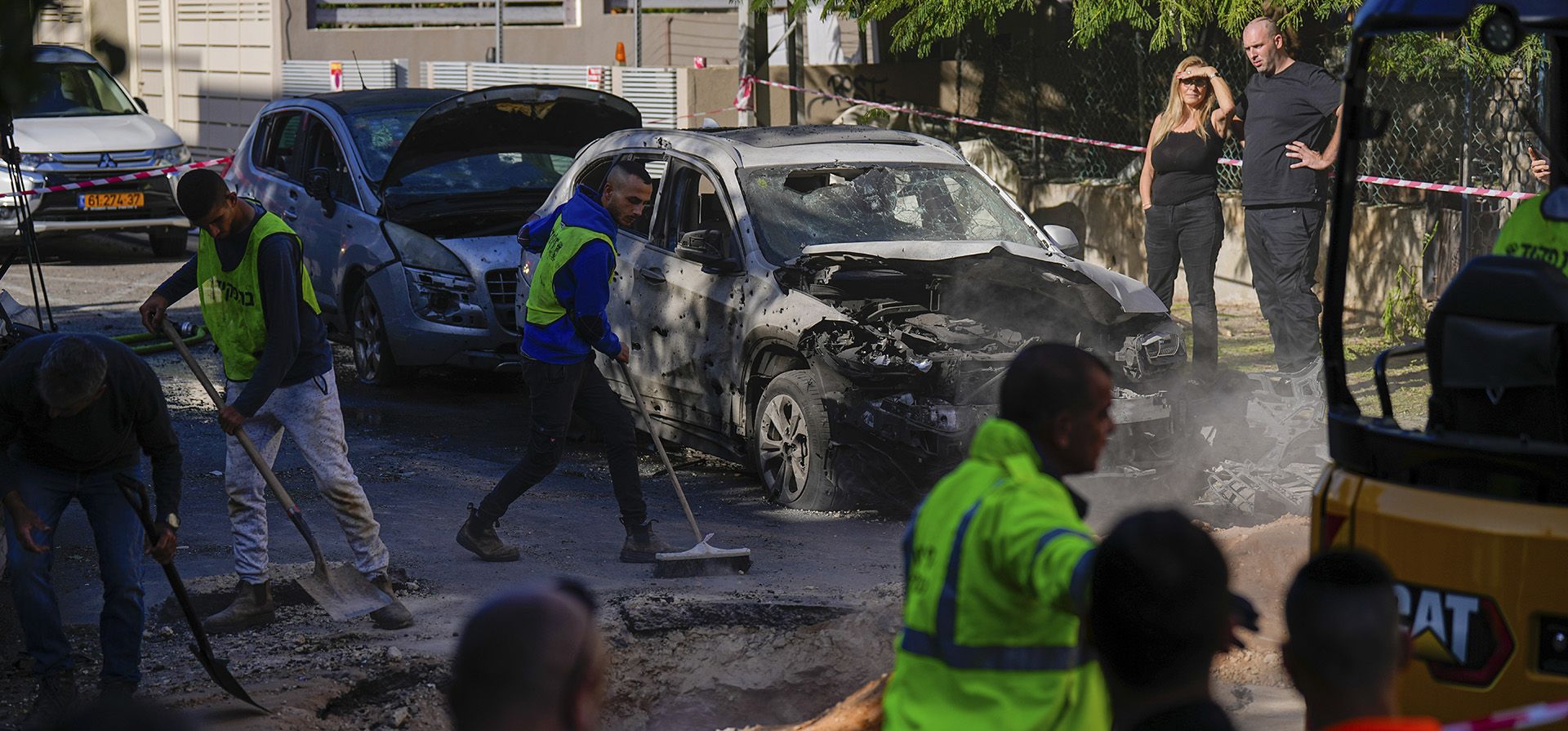 Fuerzas de seguridad israelíes inspeccionan un sitio alcanzado por un cohete lanzado desde la Franja de Gaza, en Holon, en el centro de Israel, el lunes 11 de diciembre de 2023. (Foto AP/Ariel Schalit) Fuerzas de seguridad israelíes inspeccionan un sitio alcanzado por un cohete lanzado desde la Franja de Gaza, en Holon, en el centro de Israel, el lunes 11 de diciembre de 2023. (Foto AP/Ariel Schalit)