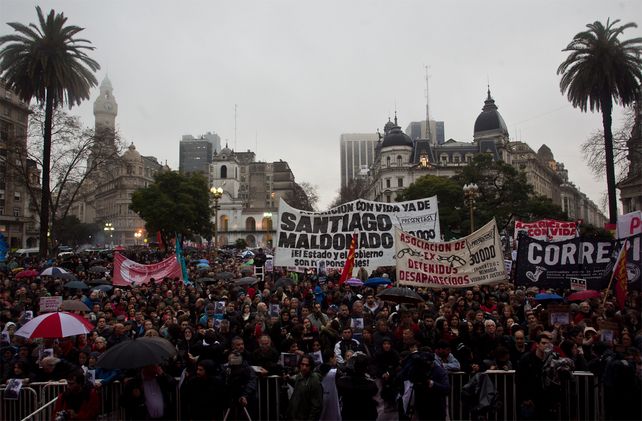 Reclamo multitudinario. La Plaza de Mayo se colmó para pedir por la aparición de Santiago Maldonado.