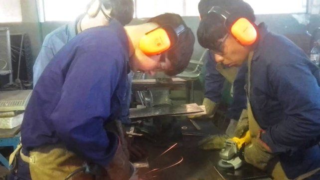 Alumnos hacen salamandras y las donan a quienes lo necesitan
