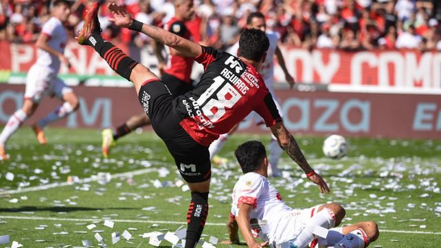 Pirueta de Aguirre para el remate que sacará Moyano. Newells lo tenía pero no supo asegurar el triunfo.