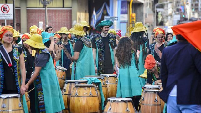 El 15° Contrafestejo pintó el antiguo Barrio del Tambor