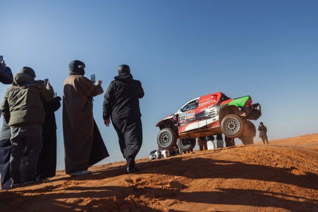 El saudí Al Rajhi gana en autos una séptima etapa del Dakar sin motos ni quads