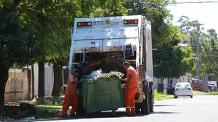 Tarea. Recolectores ayer en el barrio San Agust&iacute;n de Paran&aacute;.