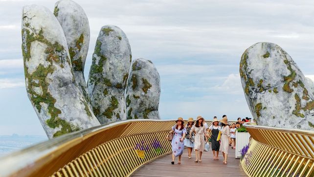 El increíble Puente de oro sostenido por dos manos deslumbra a los visitantes de Vietnam