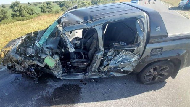 Choque entre camión y camioneta: hay un herido grave
