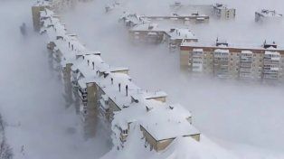 Edificios quedaron sepultados haste el segundo piso bajo la nieve en la zona de Petropávlovsk de Kamchatka, Rusia. Hasta el momento reportaron dos muertos