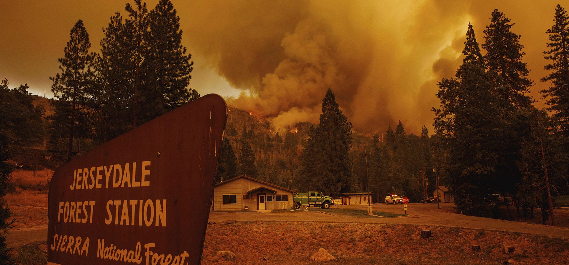 Las llamas del incendio Oak se ven desde la estación forestal de Jerseydale en el condado no incorporado de Mariposa, California.
