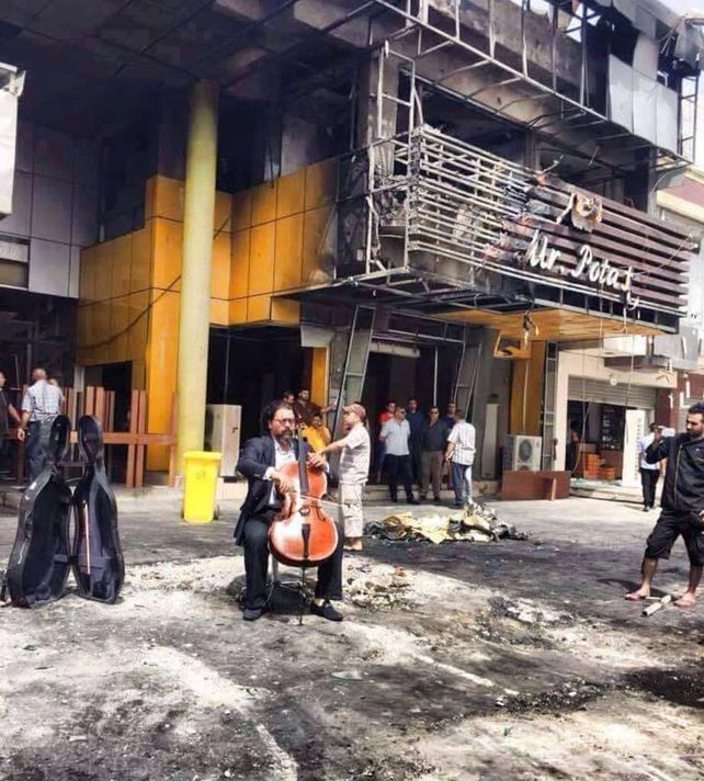 En un original mensaje de paz al mundo, un chelista desafía la violencia extema con música