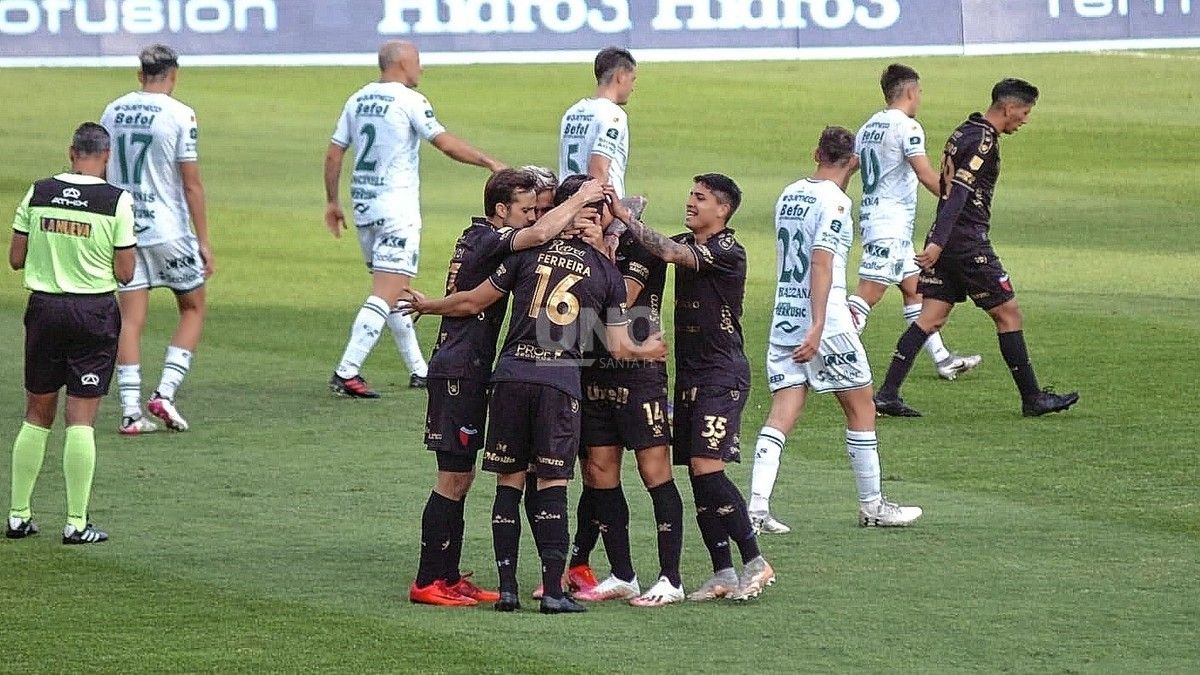 Colón salió con todo en el 2º acto y se lo empató a Sarmiento con un golazo de Ferreira