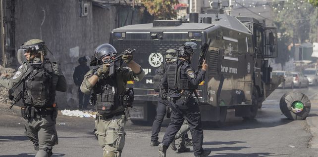 Un miembro de las fuerzas de seguridad israelíes apunta con su arma durante enfrentamientos con palestinos en Jerusalén oriental.