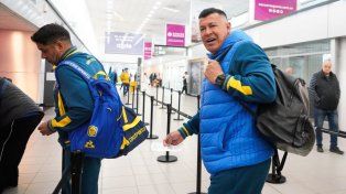 El técnico de Central Jorge Almirón embarca rumbo a Quito.