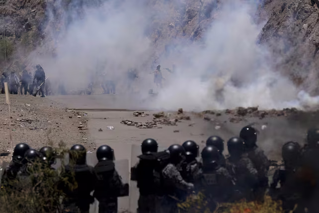 Tensión en Bolivia: seguidores de Evo Morales tomaron un regimiento con rehenes