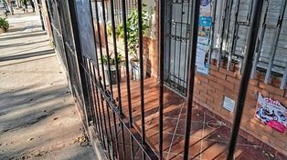 La abuela de un joven relacionado con Los Monos, ahora detenido, recibió un balazo en la cara cuando se encontraba en una alamacén