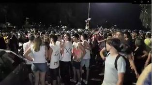 Se aglomeraron en la Costanera e inmediaciones para celebrar su Último Primer de Clases