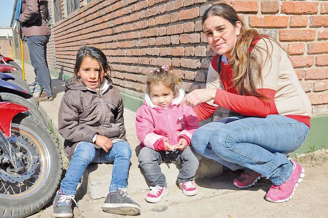 En la vereda. Priscila y Victoria aprovecharon el sol para hacerse amigas