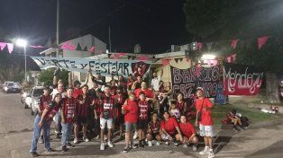 Los hinchas de Patronato en la puerta del estadio Grella.