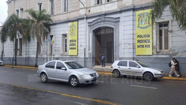 Allanaron la Jefatura Central de la Policía y la Departamental Paraná: detuvieron al subcomisario Rosatelli