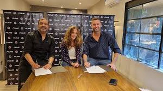 El Charrúa y la nueva camiseta. El presidente Omar Vicente y la secretaria María Inés Barulich junto a Nelson Rainero