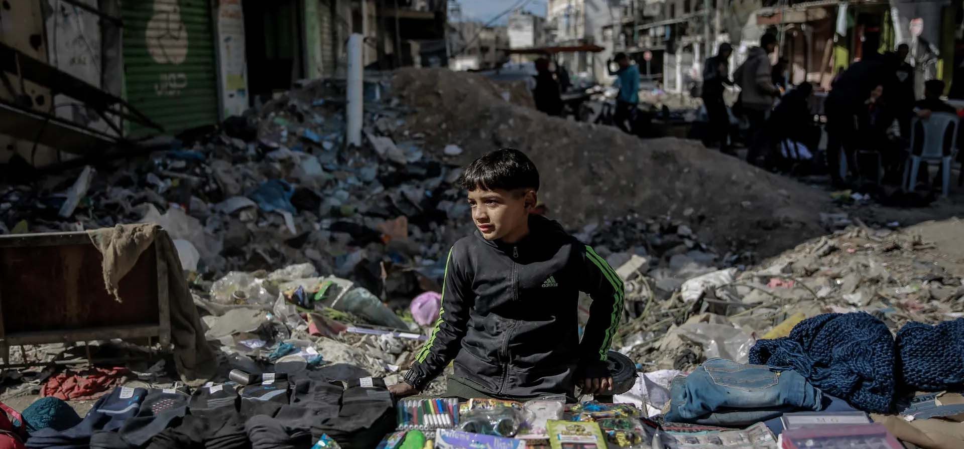Un niño vende lo que puede en un mercado callejero improvisado mientras los suministros disminuyen en la ciudad palestina sitiada, Ciudad de Gaza, Gaza. Fotografía: Omar Qattaa/Anadolu/Getty Un niño vende lo que puede en un mercado callejero improvisado mientras los suministros disminuyen en la ciudad palestina sitiada, Ciudad de Gaza, Gaza. Fotografía: Omar Qattaa/Anadolu/Getty
