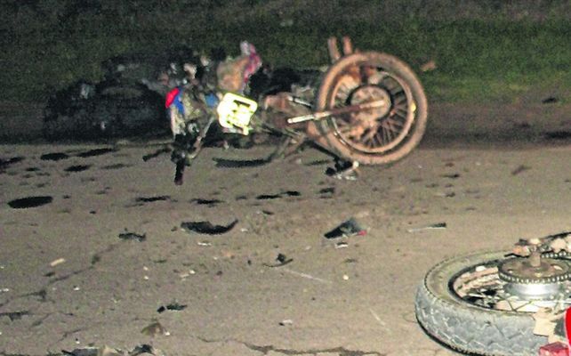 Tres jóvenes murieron aplastados por un camión mientras corrían una picada