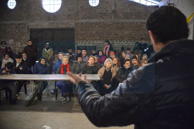 Un vecinalista le explica a los vecinos la medida que se tomó.&nbsp;