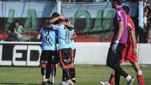 Brown de Adrogué le ganó a Atlético Paraná en el último suspiro