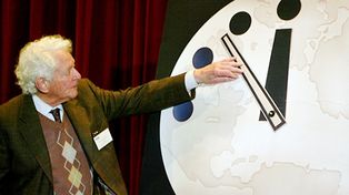 Un grupo de científicos adelanta el reloj que marca “el fin del mundo”