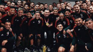 Franco Armani con el plantel de River.