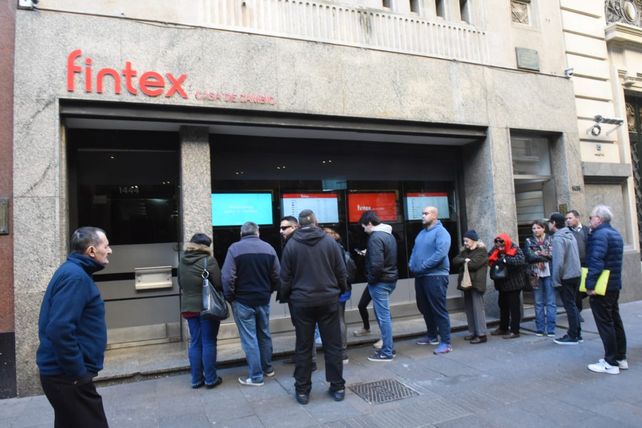 El dólar cerró a 59,5 en la city rosarina tras una jornada marcada por la tensión