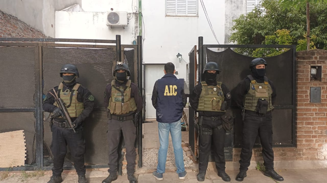 Balaceras y extorsiones. Uno de los domicilios allanados por AIC en Rosario