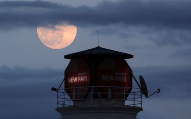 La superluna cerca de un faro en Tirana