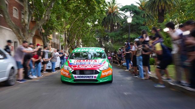 &nbsp;Lucas Tedeschi se dio el gusto de pasear por bulevar Oroño. El Turismo Nacional paseó su espectáculo por el centro de Rosario.
