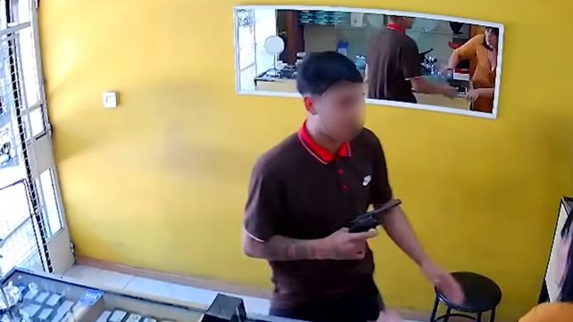 Uno de los presuntos autores del robo exhibió un arma de fuego.
