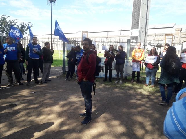 Abrazo solidario a la escuela a la que se le cayó el techo de la biblioteca
