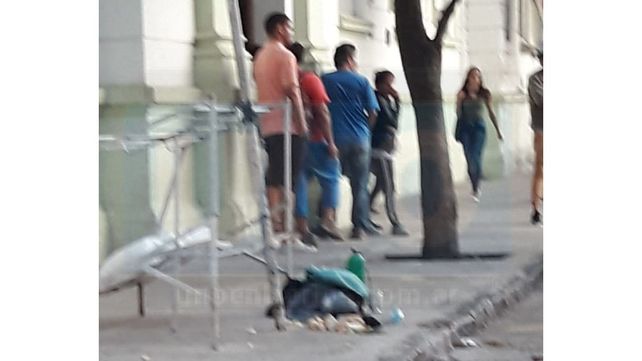 Hombre en situación de calle amenazaba a transeúntes frente al hospital San Martín