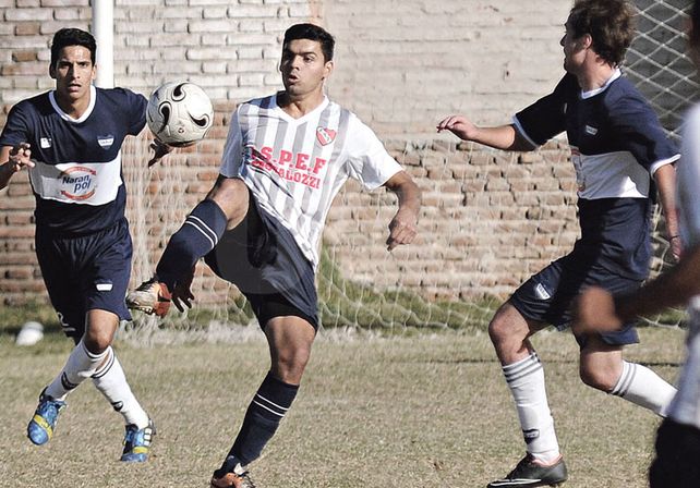 4-Fútbol. Participa de las 11 categorías de la Liga Santafesina