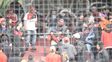 corridas y peleas en la popular de newells en el entretiempo demoraron el reinicio